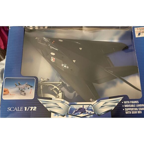 NEW RAY  U.S.AIR FORCE F117 GHOST 1:72 WITH DISPLAY STAND - Picture 2 of 5